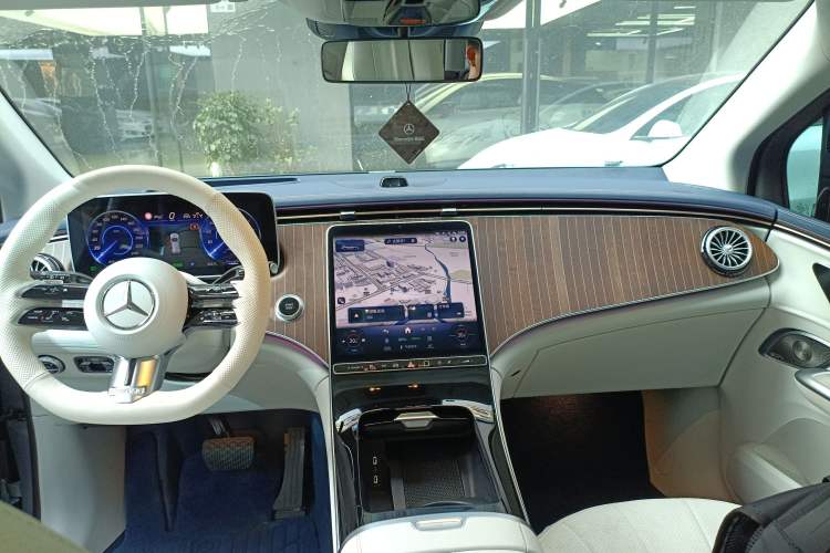 Used Mercedes-Benz EQE SUV 2023 350 4MATIC Luxury Edition Interior 2