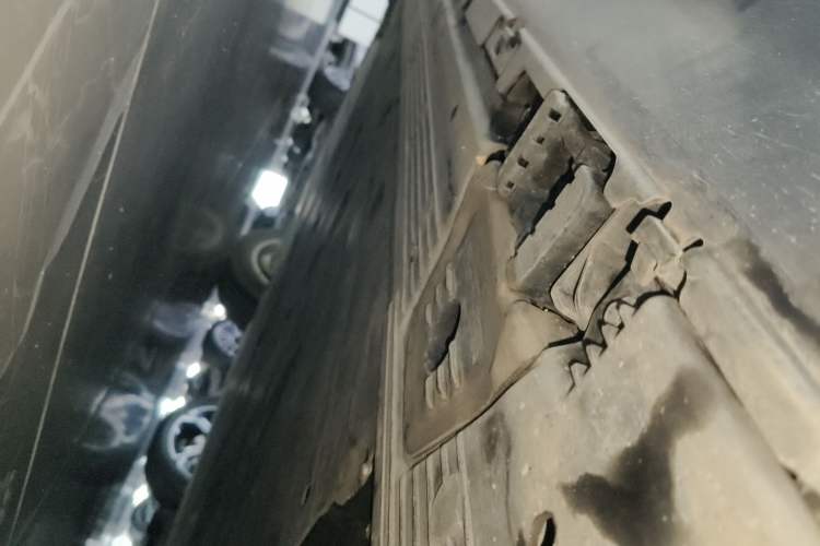 Used Mercedes-Benz EQE SUV 2023 350 4MATIC Pioneer Edition Left Side Sill