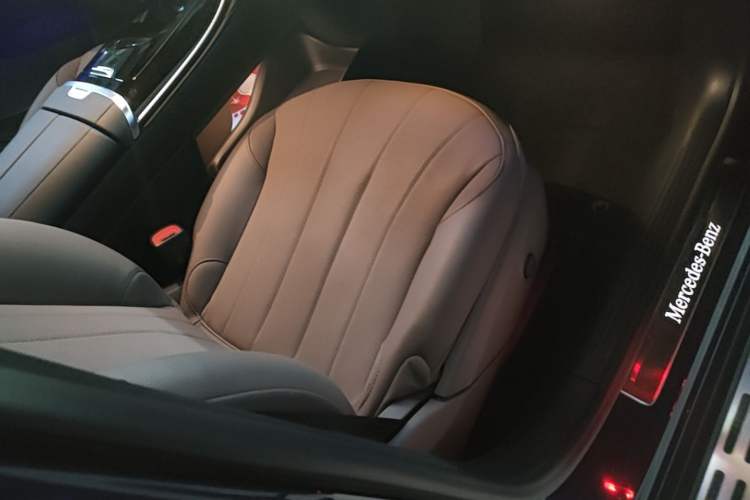 Used Mercedes-Benz EQE SUV 2023 350 4MATIC Pioneer Edition Right Front Seat
