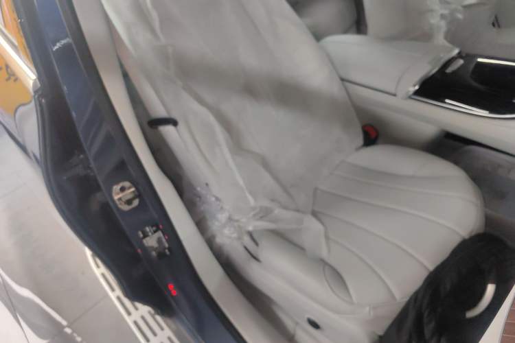 Used Mercedes-Benz EQE SUV 2023 350 4MATIC Pioneer Edition Right Front Seat