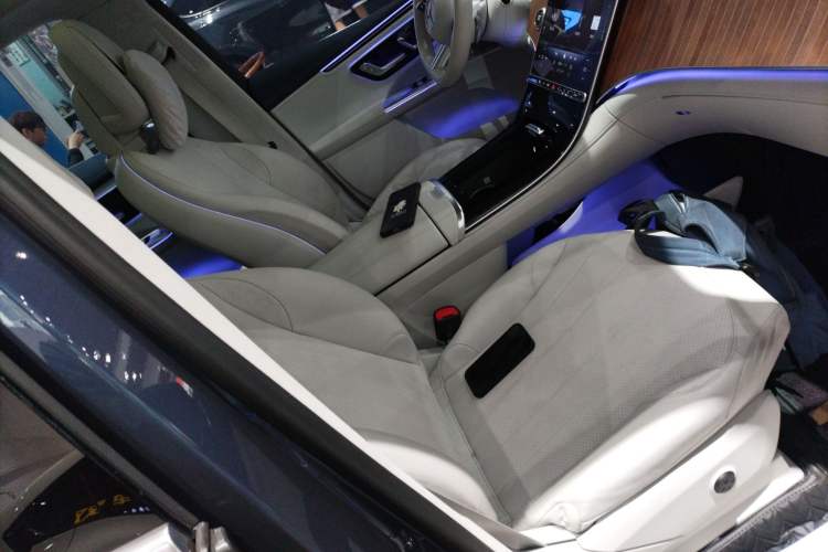 Used Mercedes-Benz EQE SUV 2023 350 4MATIC Luxury Edition Right Front Seat