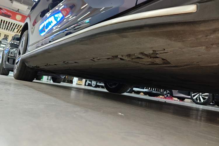 Used Mercedes-Benz EQE SUV 2023 350 4MATIC Pioneer Edition Right Side Sill