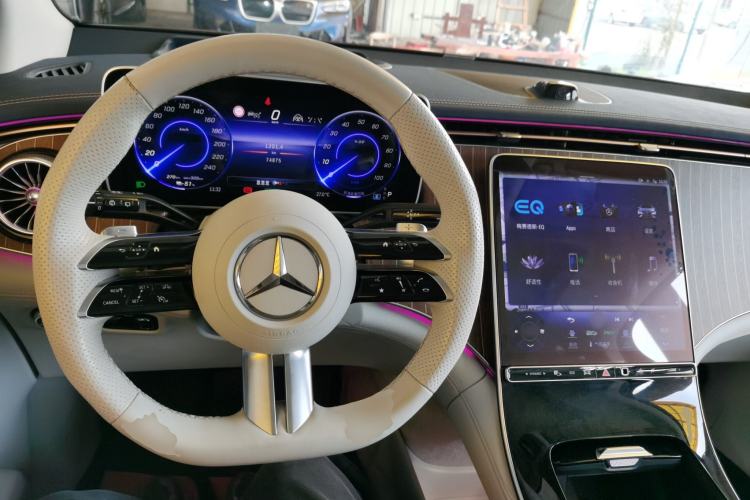 Used Mercedes-Benz EQE SUV 2023 350 4MATIC Luxury Edition Center Console