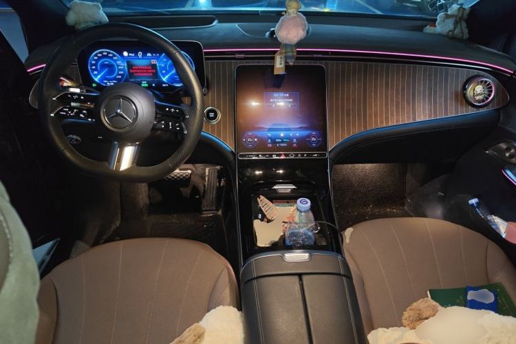 Used Mercedes-Benz EQE SUV 2023 350 4MATIC Luxury Edition Center Console
