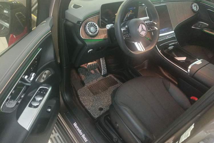 Used Mercedes-Benz EQE SUV 2023 350 4MATIC Luxury Edition Driver Seat