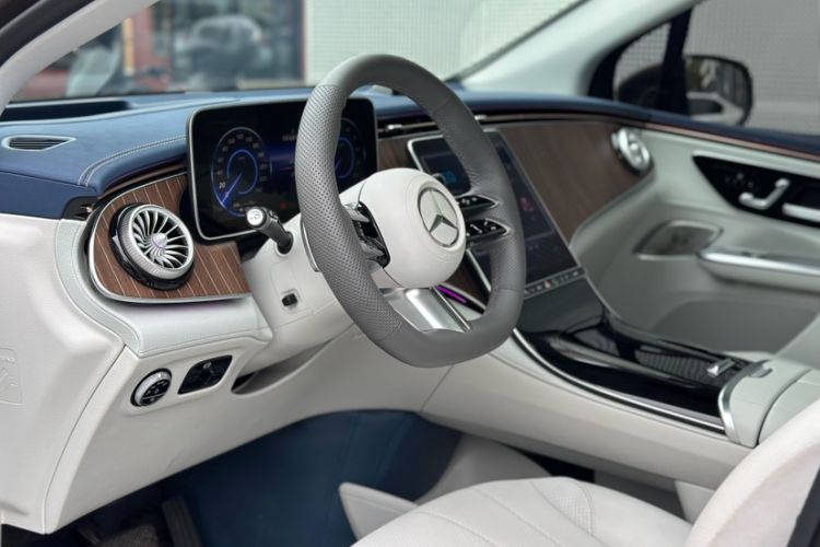 Used Mercedes-Benz EQE SUV 2023 350 4MATIC Luxury Edition Interior 10