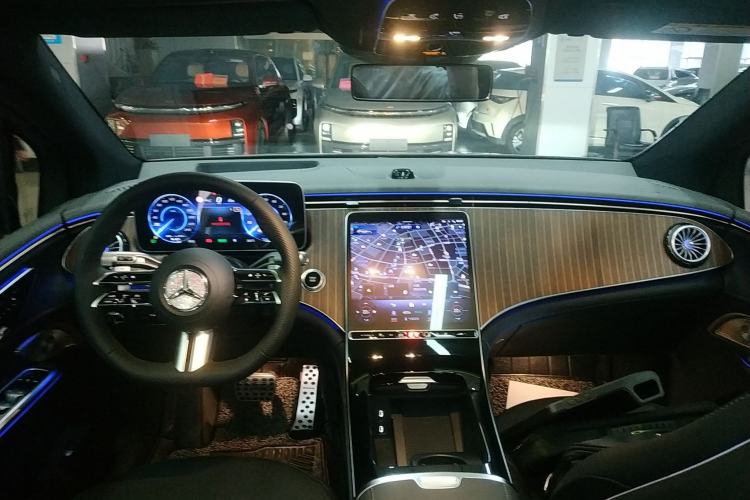 Used Mercedes-Benz EQE SUV 2023 350 4MATIC Luxury Edition Interior 2