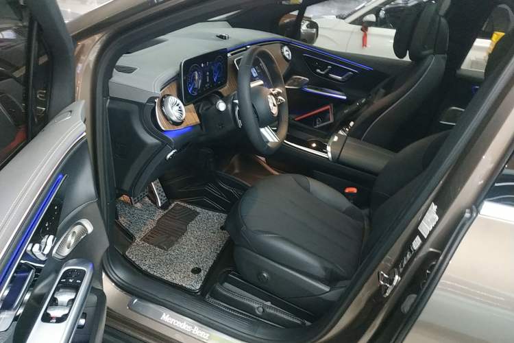 Used Mercedes-Benz EQE SUV 2023 350 4MATIC Luxury Edition Interior 3