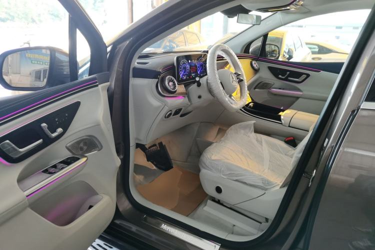 Used Mercedes-Benz EQE SUV 2023 350 4MATIC Luxury Edition Interior 3