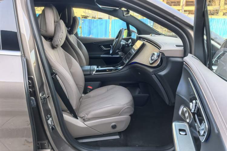 Used Mercedes-Benz EQE SUV 2023 350 4MATIC Luxury Edition Interior 3