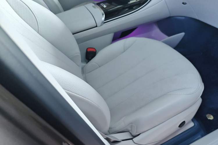 Used Mercedes-Benz EQE SUV 2023 350 4MATIC Luxury Edition Right Front Seat