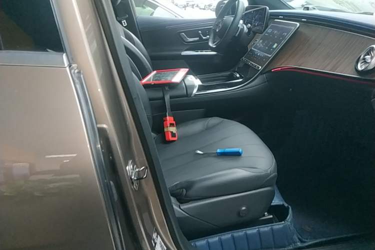Used Mercedes-Benz EQE SUV 2023 350 4MATIC Luxury Edition Right Front Seat