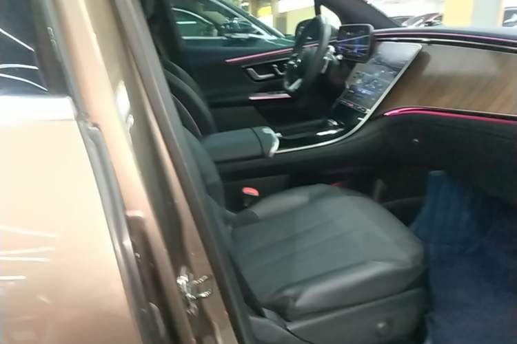 Used Mercedes-Benz EQE SUV 2023 350 4MATIC Luxury Edition Right Front Seat