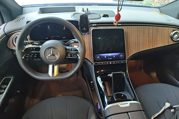 Used Mercedes-Benz EQE SUV 2023 350 4MATIC Luxury Edition Center Console