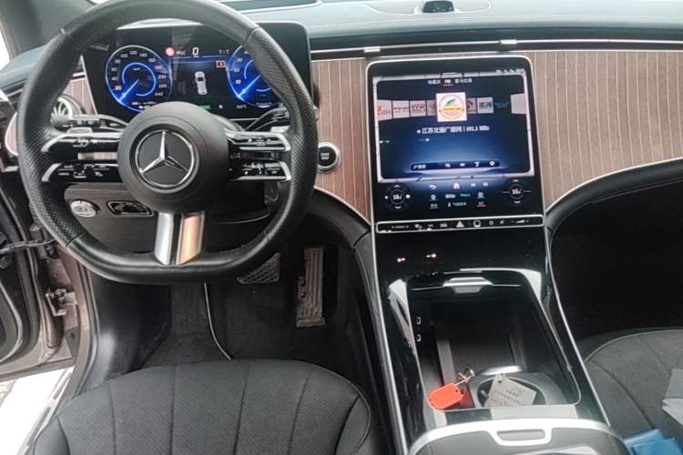 Used Mercedes-Benz EQE SUV 2023 350 4MATIC Luxury Edition Center Console