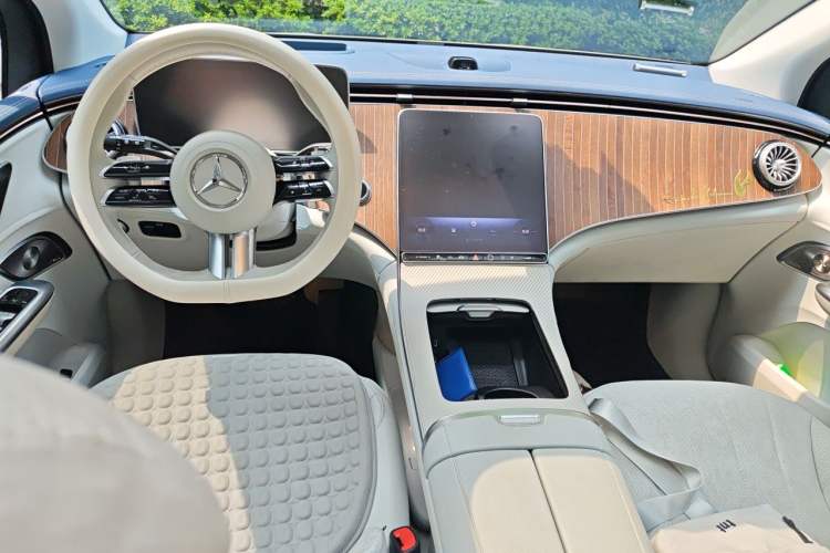 Used Mercedes-Benz EQE SUV 2023 350 4MATIC Luxury Edition Center Console