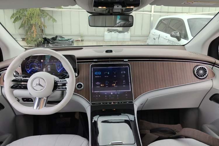 Used Mercedes-Benz EQE SUV 2023 350 4MATIC Luxury Edition Center Console
