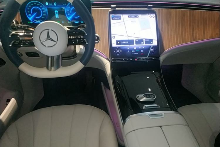 Used Mercedes-Benz EQE SUV 2023 350 4MATIC Pioneer Edition Center Console