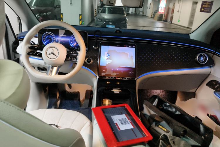 Used Mercedes-Benz EQE SUV 2023 350 4MATIC Pioneer Edition Center Console