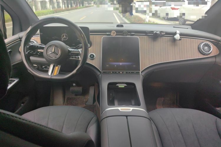 Used Mercedes-Benz EQE SUV 2023 350 4MATIC Pioneer Edition Center Console