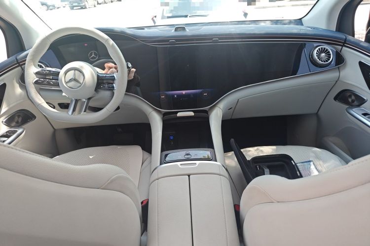 Used Mercedes-Benz EQE SUV 2023 500 4MATIC Center Console