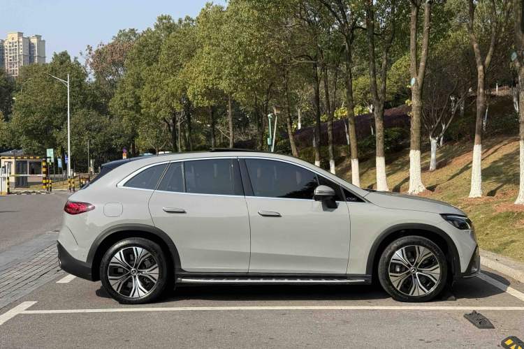 Used Mercedes-Benz EQE SUV 2023 350 4MATIC Luxury Edition Exterior 3