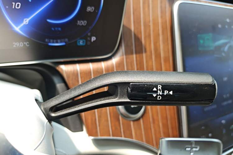 Used Mercedes-Benz EQE SUV 2023 350 4MATIC Luxury Edition Gear Lever