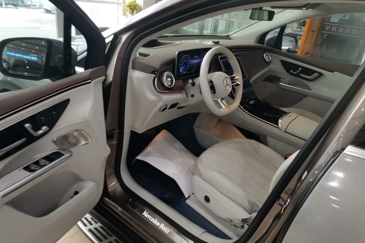 Used Mercedes-Benz EQE SUV 2023 350 4MATIC Luxury Edition Interior 3