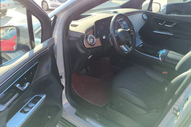 Used Mercedes-Benz EQE SUV 2023 350 4MATIC Luxury Edition Interior 3