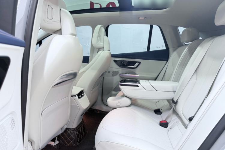 Used Mercedes-Benz EQE SUV 2023 350 4MATIC Luxury Edition Interior 3