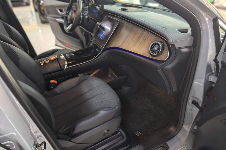 Used Mercedes-Benz EQE SUV 2023 350 4MATIC Luxury Edition Interior 3