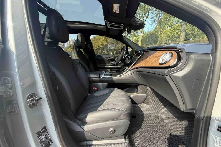 Used Mercedes-Benz EQE SUV 2023 350 4MATIC Luxury Edition Interior 5