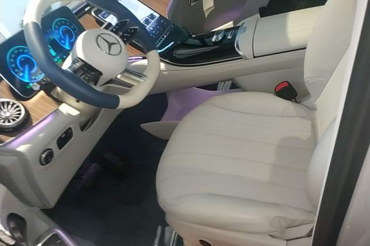 Used Mercedes-Benz EQE SUV 2023 350 4MATIC Pioneer Edition Left Front Seat