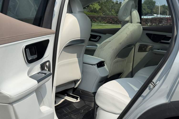 Used Mercedes-Benz EQE SUV 2023 350 4MATIC Luxury Edition Left Rear Seat