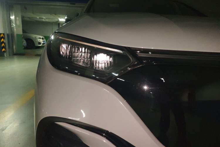 Used Mercedes-Benz EQE SUV 2023 350 4MATIC Pioneer Edition Right Front Headlight