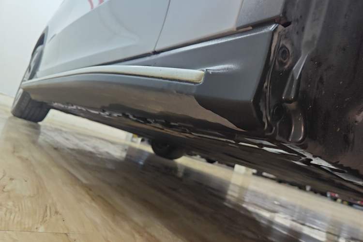 Used Mercedes-Benz EQE SUV 2023 350 4MATIC Luxury Edition Right Side Sill