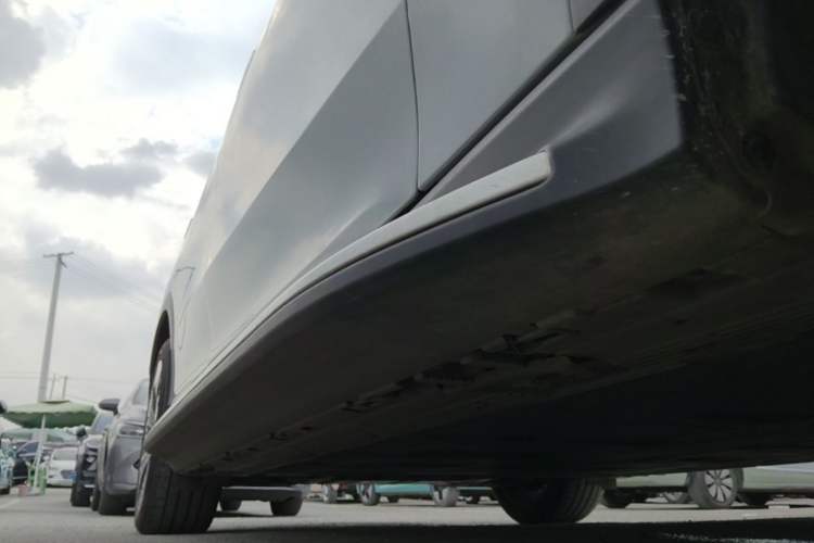 Used Mercedes-Benz EQE SUV 2023 350 4MATIC Luxury Edition Right Side Sill