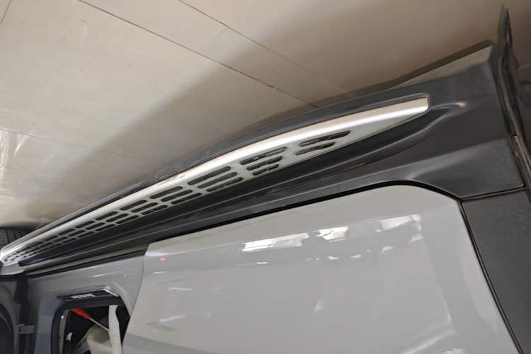 Used Mercedes-Benz EQE SUV 2023 350 4MATIC Pioneer Edition Right Side Sill