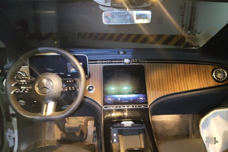 Used Mercedes-Benz EQE SUV 2023 350 4MATIC Luxury Edition Center Console