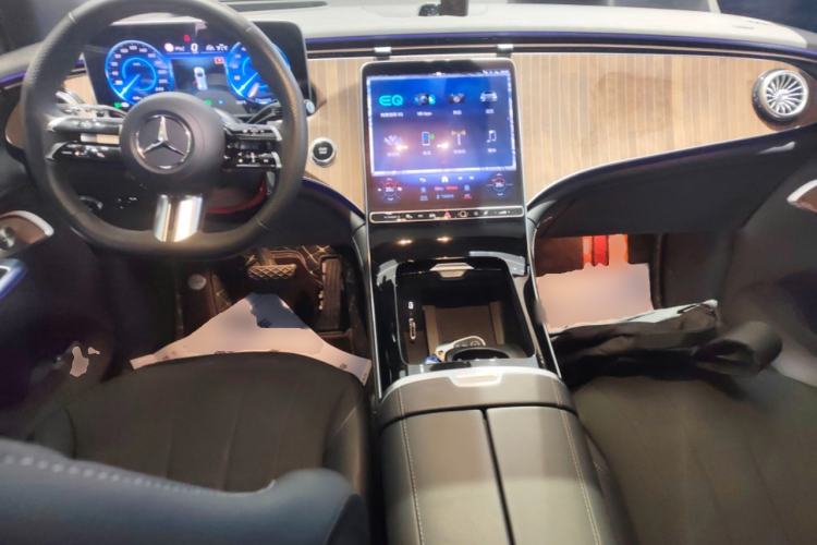 Used Mercedes-Benz EQE SUV 2023 350 4MATIC Luxury Edition Center Console