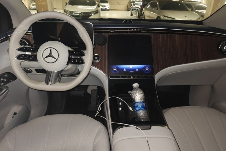Used Mercedes-Benz EQE SUV 2023 350 4MATIC Luxury Edition Center Console