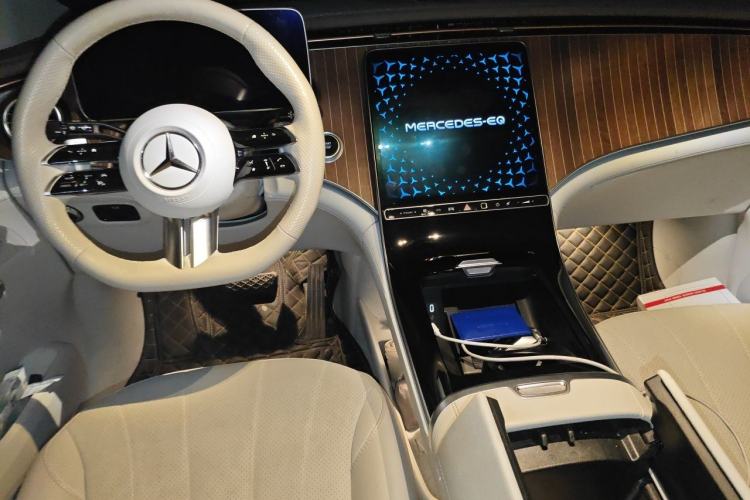 Used Mercedes-Benz EQE SUV 2023 350 4MATIC Luxury Edition Center Console