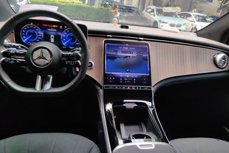 Used Mercedes-Benz EQE SUV 2023 350 4MATIC Pioneer Edition Center Console