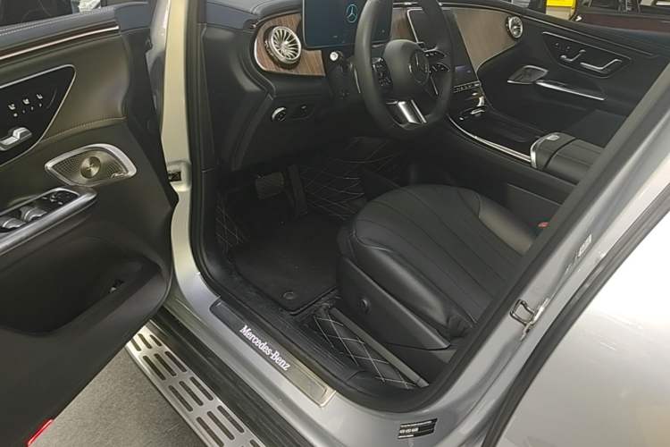 Used Mercedes-Benz EQE SUV 2023 350 4MATIC Luxury Edition Driver Seat