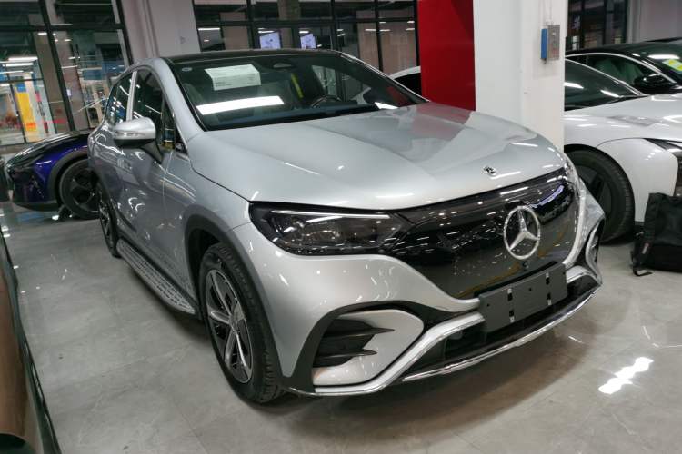 Used Mercedes-Benz EQE SUV 2023 350 4MATIC Pioneer Edition Front Right 45 Deg