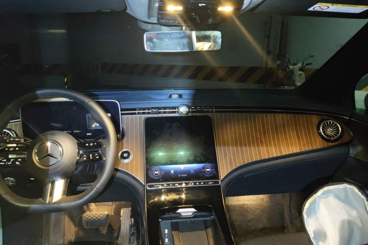 Used Mercedes-Benz EQE SUV 2023 350 4MATIC Luxury Edition Headliner