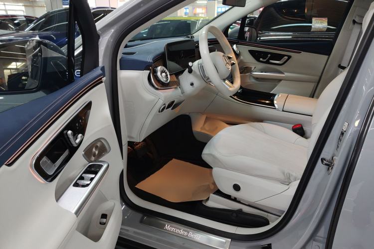 Used Mercedes-Benz EQE SUV 2023 350 4MATIC Luxury Edition Interior 3