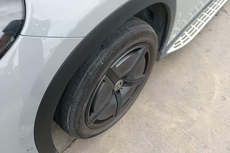 Used Mercedes-Benz EQE SUV 2023 500 4MATIC Special Edition Left Front Wheel Hub