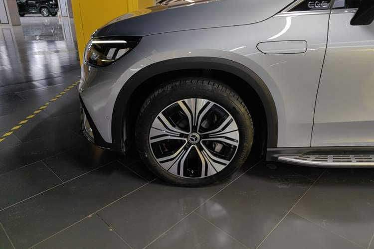 Used Mercedes-Benz EQE SUV 2023 350 4MATIC Luxury Edition Left Front Wheel Hub