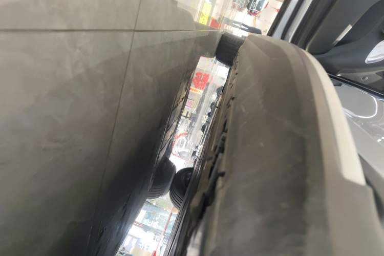 Used Mercedes-Benz EQE SUV 2023 350 4MATIC Luxury Edition Left Side Sill